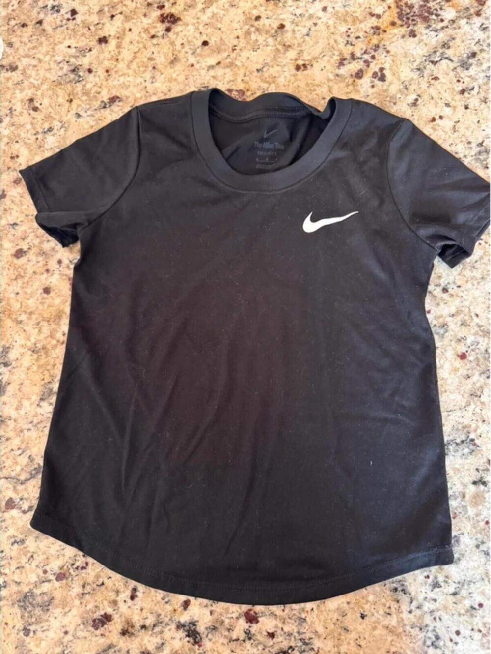 Nike t shirt short sleeve size medium